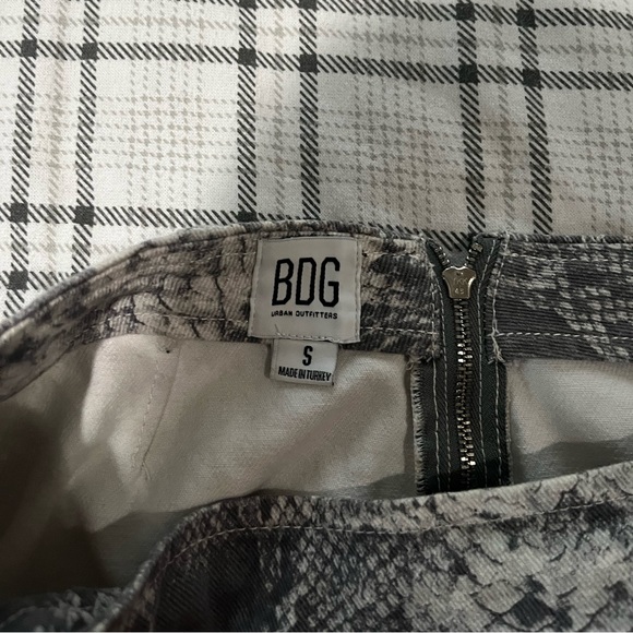 BDG Urban Outfitters Gray snake print Jean mini skirt - Picture 3 of 4